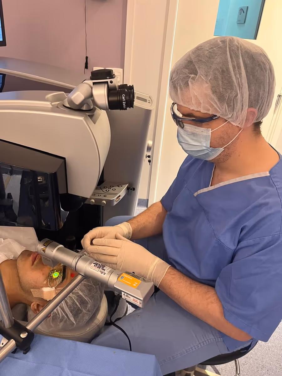 Procedimento de crosslinking corneano sendo realizado — luz ultravioleta sobre a córnea saturada com riboflavina.