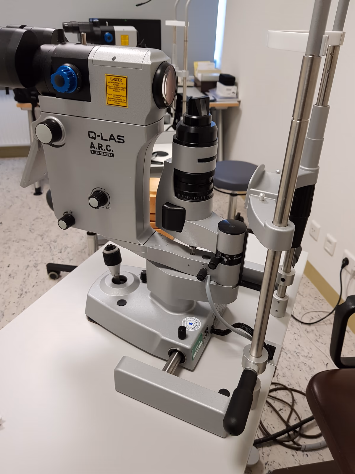 Equipamento de laser Nd:YAG Q-LAS com apoio para o queixo e a testa, utilizado para iridotomia. Foto ilustrativa de Antiker, Wikimedia Commons, CC BY-SA 4.0. Equipamento de laser Nd:YAG Q-LAS com apoio para o queixo e a testa, utilizado para iridotomia. Foto ilustrativa de Antiker, Wikimedia Commons, CC BY-SA 4.0.