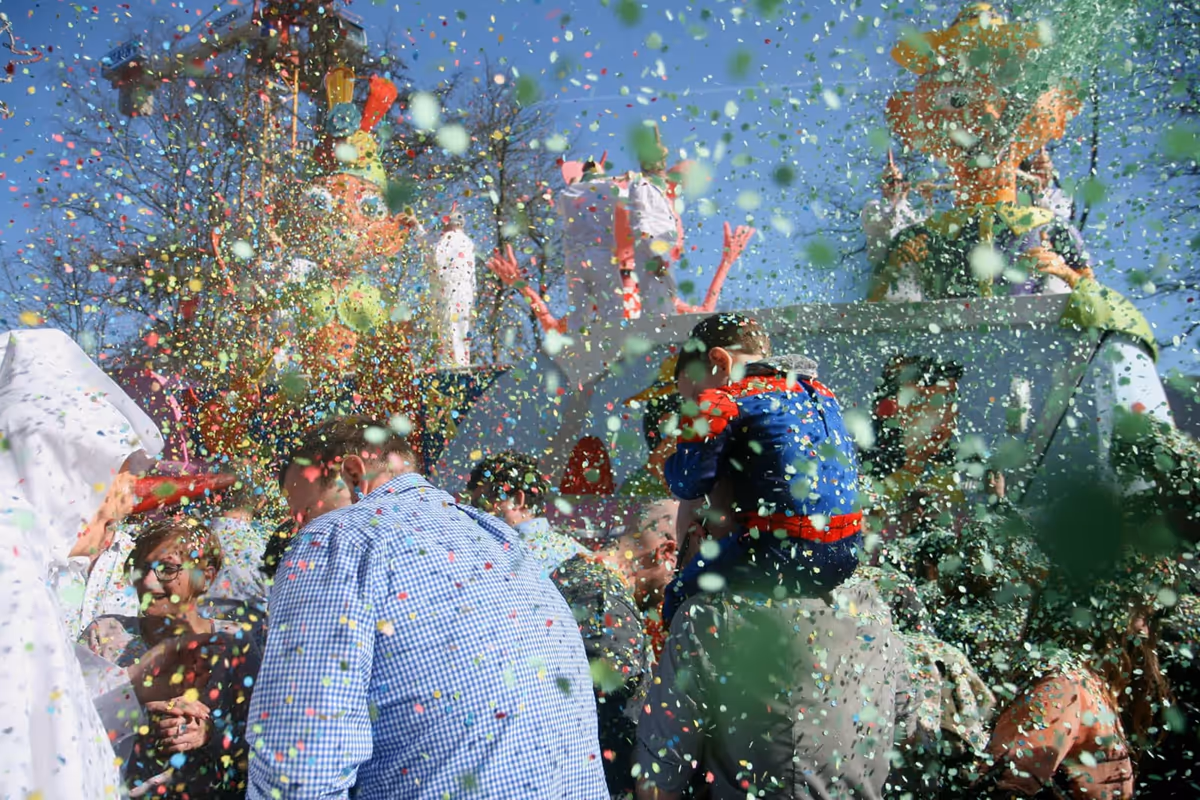 Cuidados com os Olhos no Carnaval! Acidentes e incômodos com os olhos são frequentes.