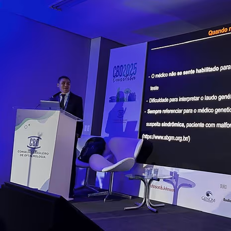 Dr. Daniel Omote lecionando no Congresso Brasileiro de Oftalmologia na sessão de Genética Ocular