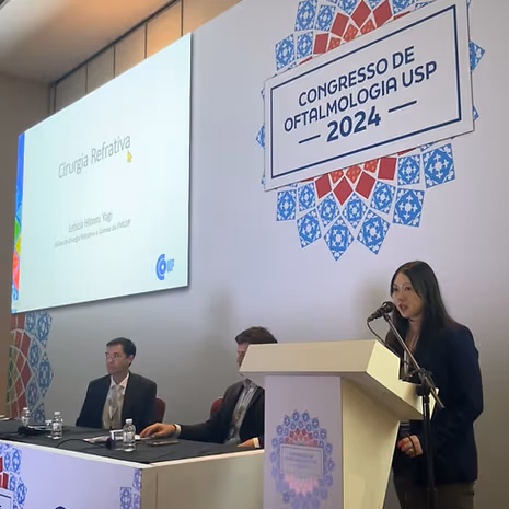 Dra. Letícia Yagi lecionando no Congresso USP de Oftalmologia