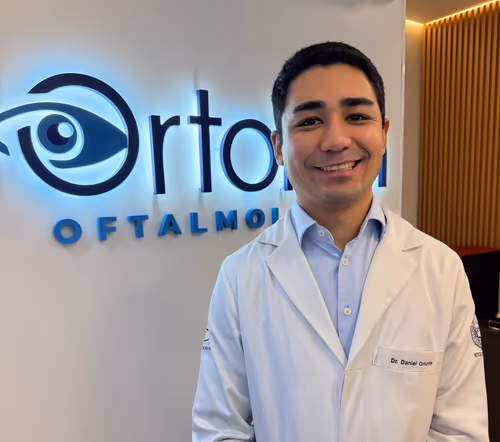 Dr. Daniel Omote, especialista em Retina e Genética Ocular pela USP