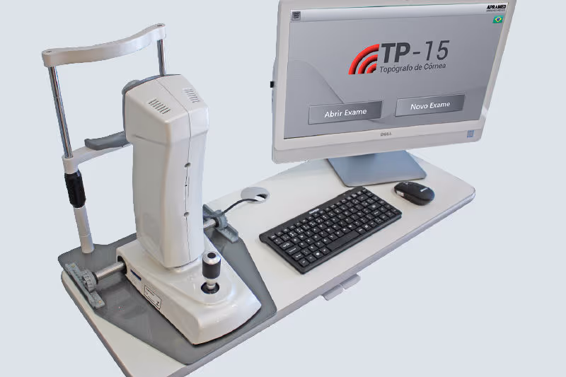 Exame de Topografia de Córnea Permite Avaliar a Superfície da Córnea para Melhor Indicação da Cirurgia Refrativa À Laser para Correção do Grau dos Olhos. Também conhecida como Ceratoscopia Computadorizada de Córnea. A máquina é a TP-15 da APRAMED.