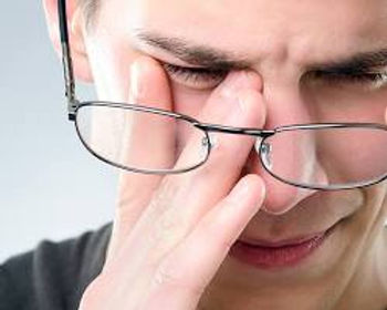 Cansaço nos olhos que levam ao ato de coçar os olhos (danoso).