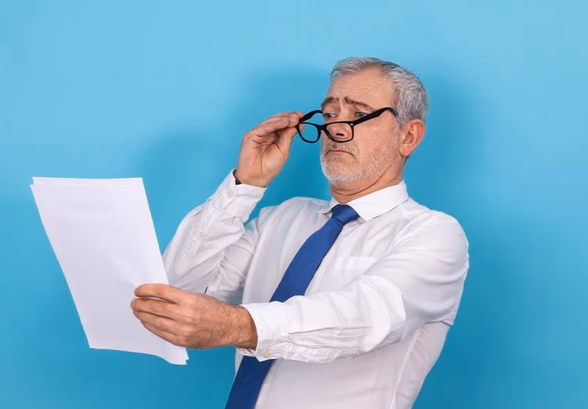 Foto mostrando presbiopia (dificuldade de leitura para perto).