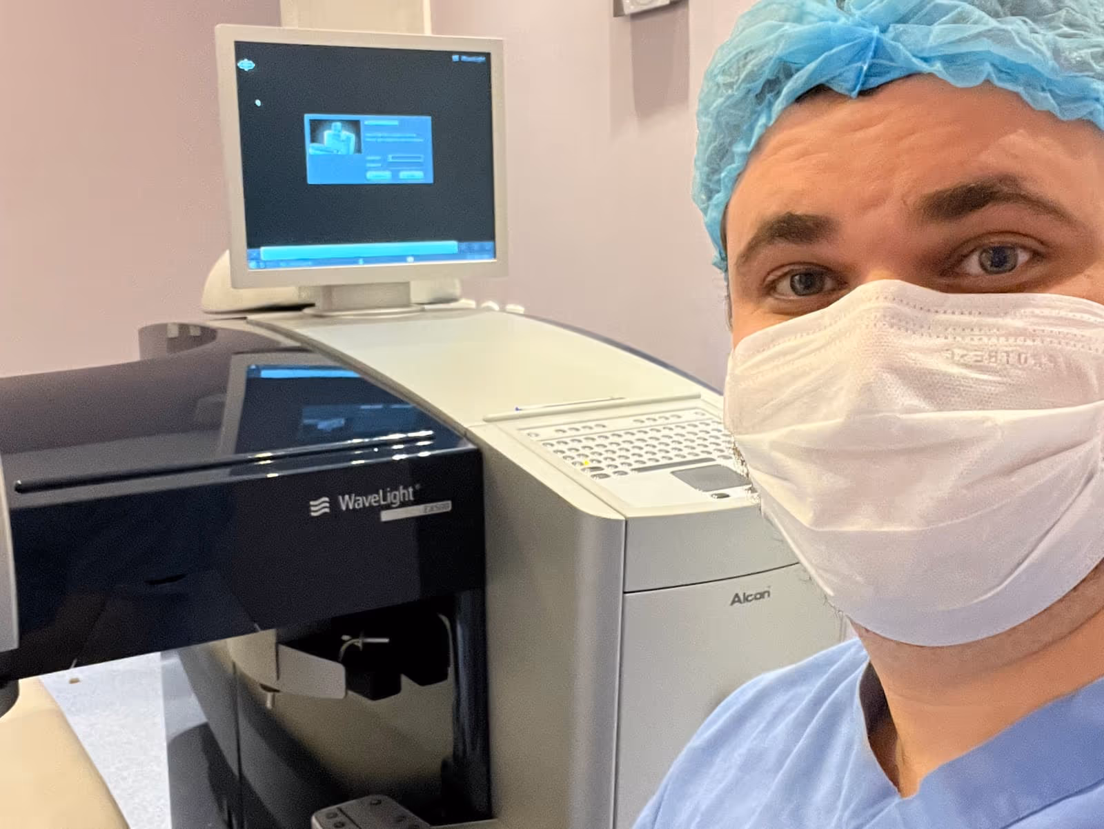 Dr. Lucca Ortolan Hansen realizando cirurgia refrativa na plataforma Wavelight para tratamento de miopia, hipermetropia, astigmatismo e presbiopia. O tratamento com o laser excimer permite resultados seguros, eficazes e reprodutíveis.