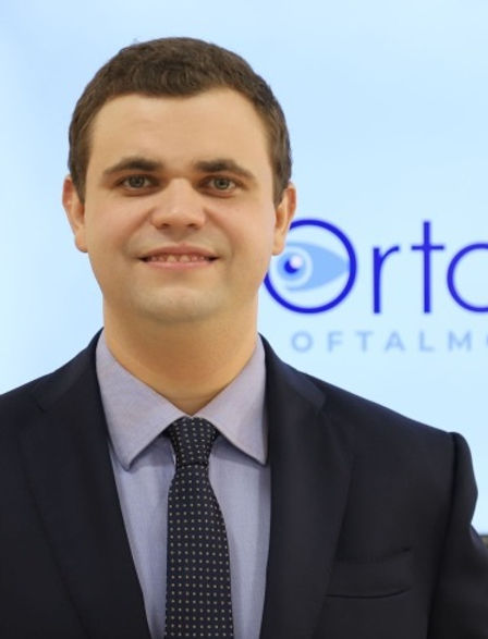 Dr. Lucca Ortolan Hansen atende as crianças de maneira lúdica e alegre.