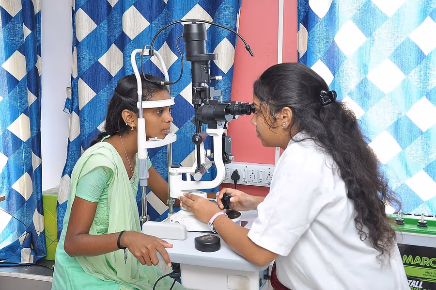 Exame com lâmpada de fenda, usada também para aplicar o laser da trabeculoplastia.